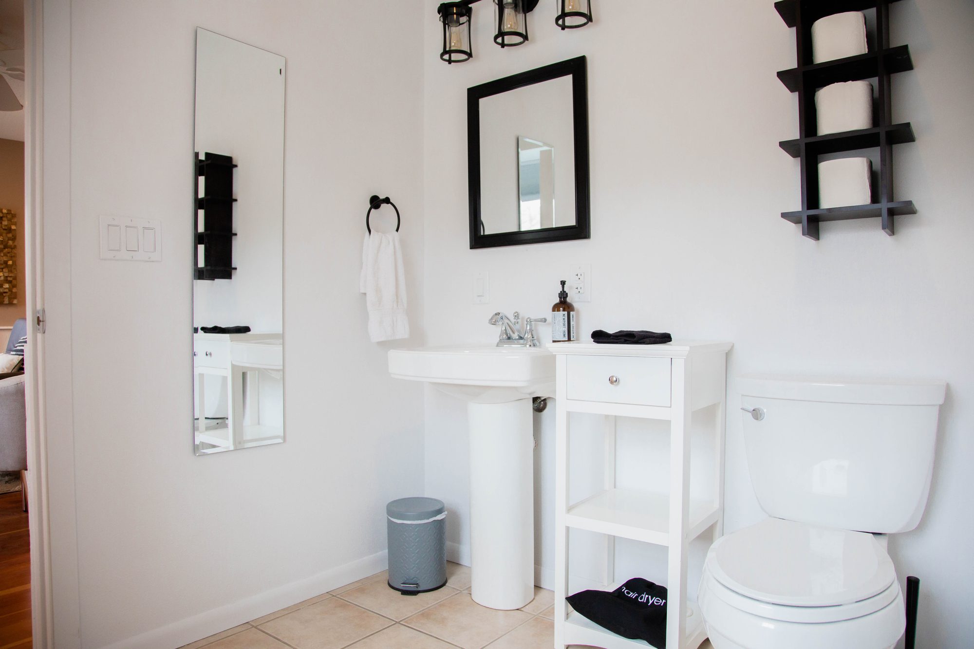 Suite B bathroom
